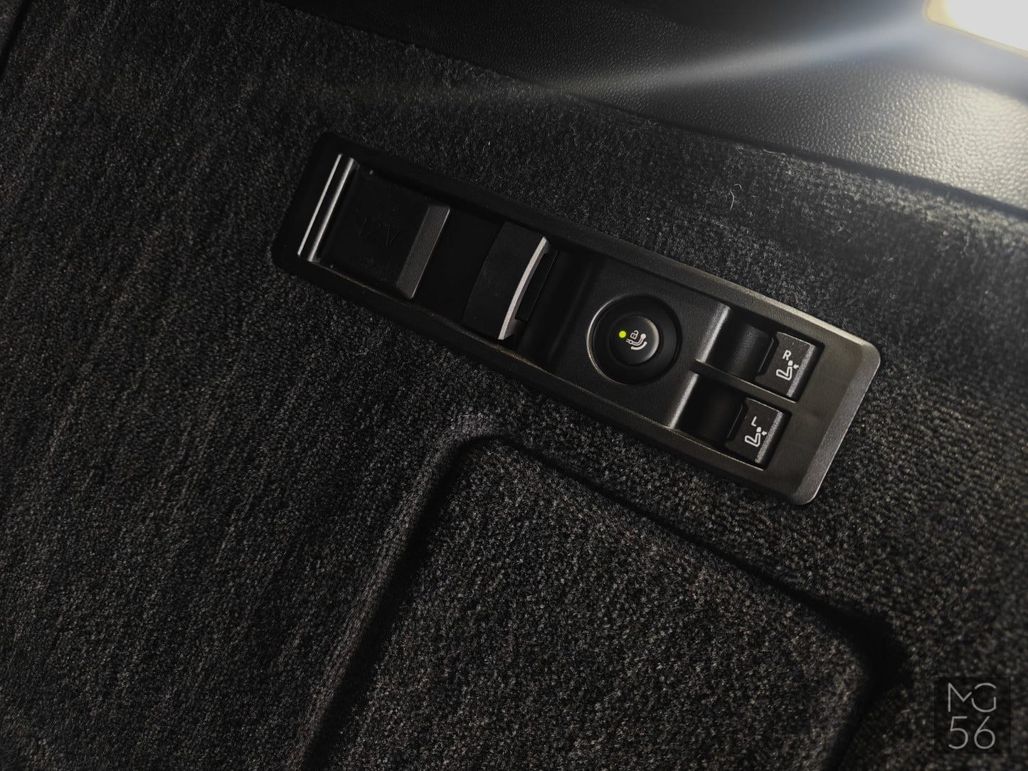 BMW iX xDrive40 Sport Package Sky Lounge Soft-Close Black Sapphire Metallic - BMW