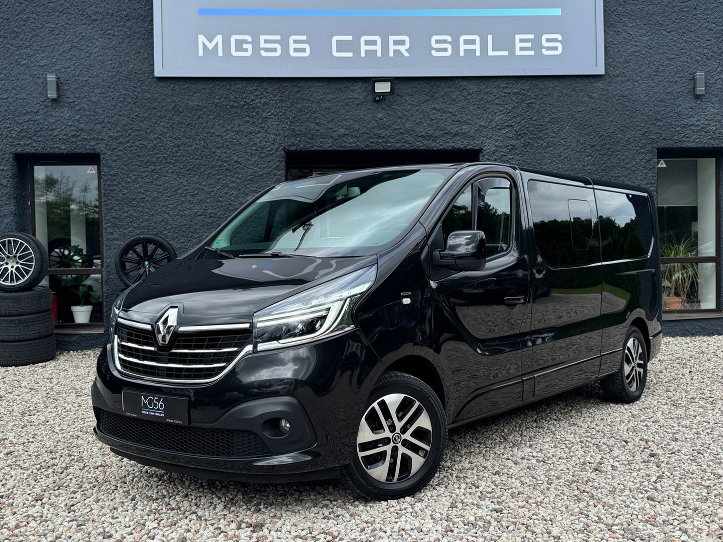 Renualt Trafic L2 8 seats