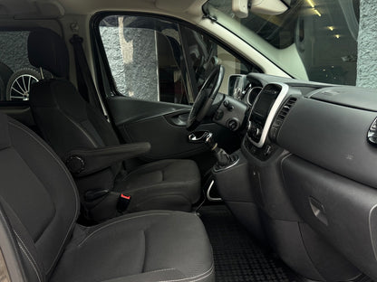 Renualt Trafic L2 8 seats