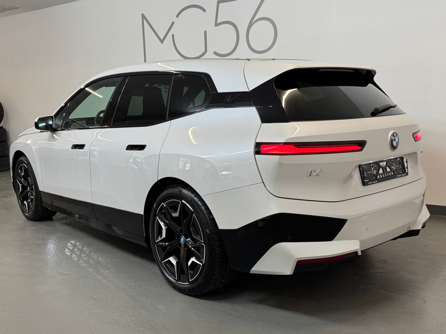 BMW iX 40 x-Drive M-Sport Package Mineralweiss Soft Close