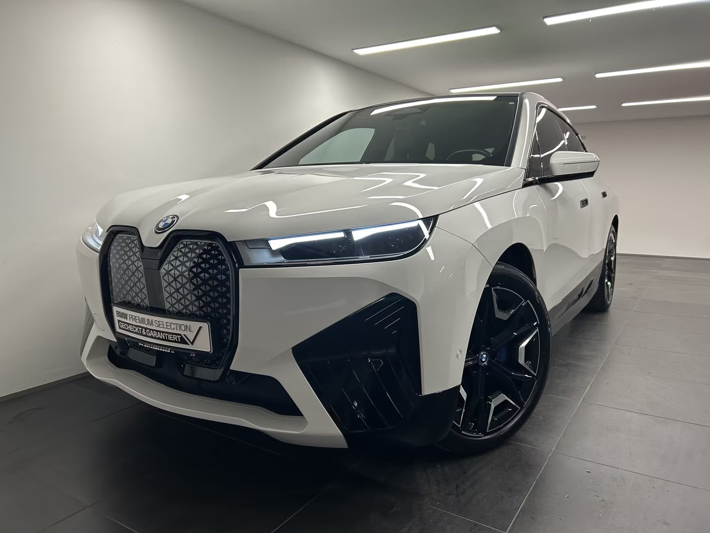 BMW iX40 x-Drive  M-Sport Package Mineralweiss