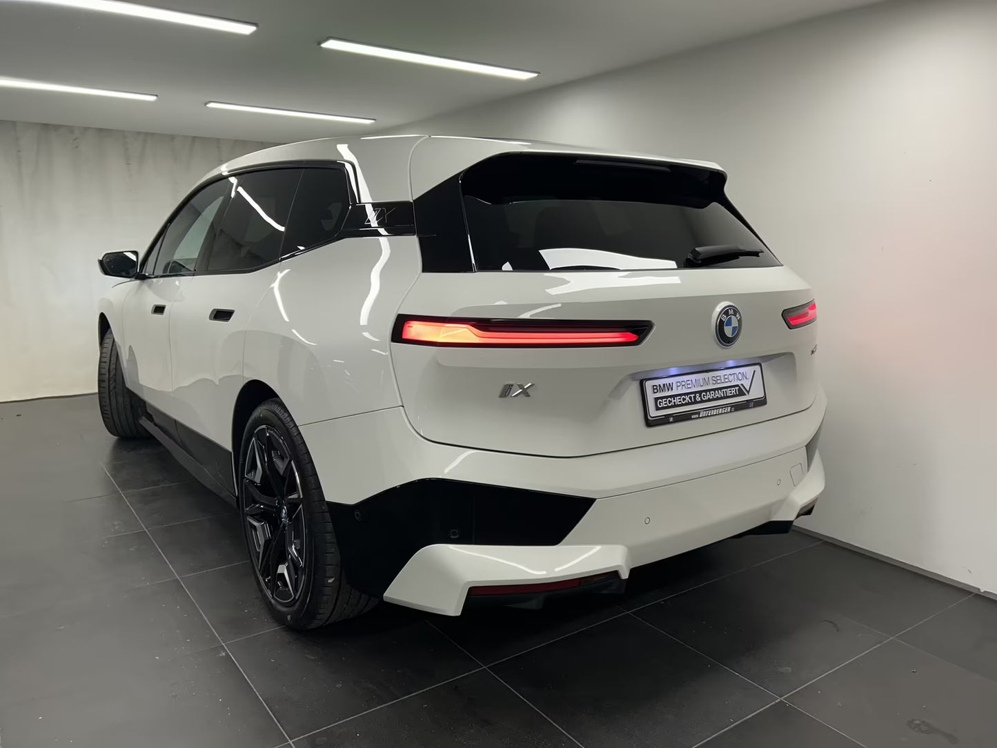 BMW iX40 x-Drive  M-Sport Package Mineralweiss