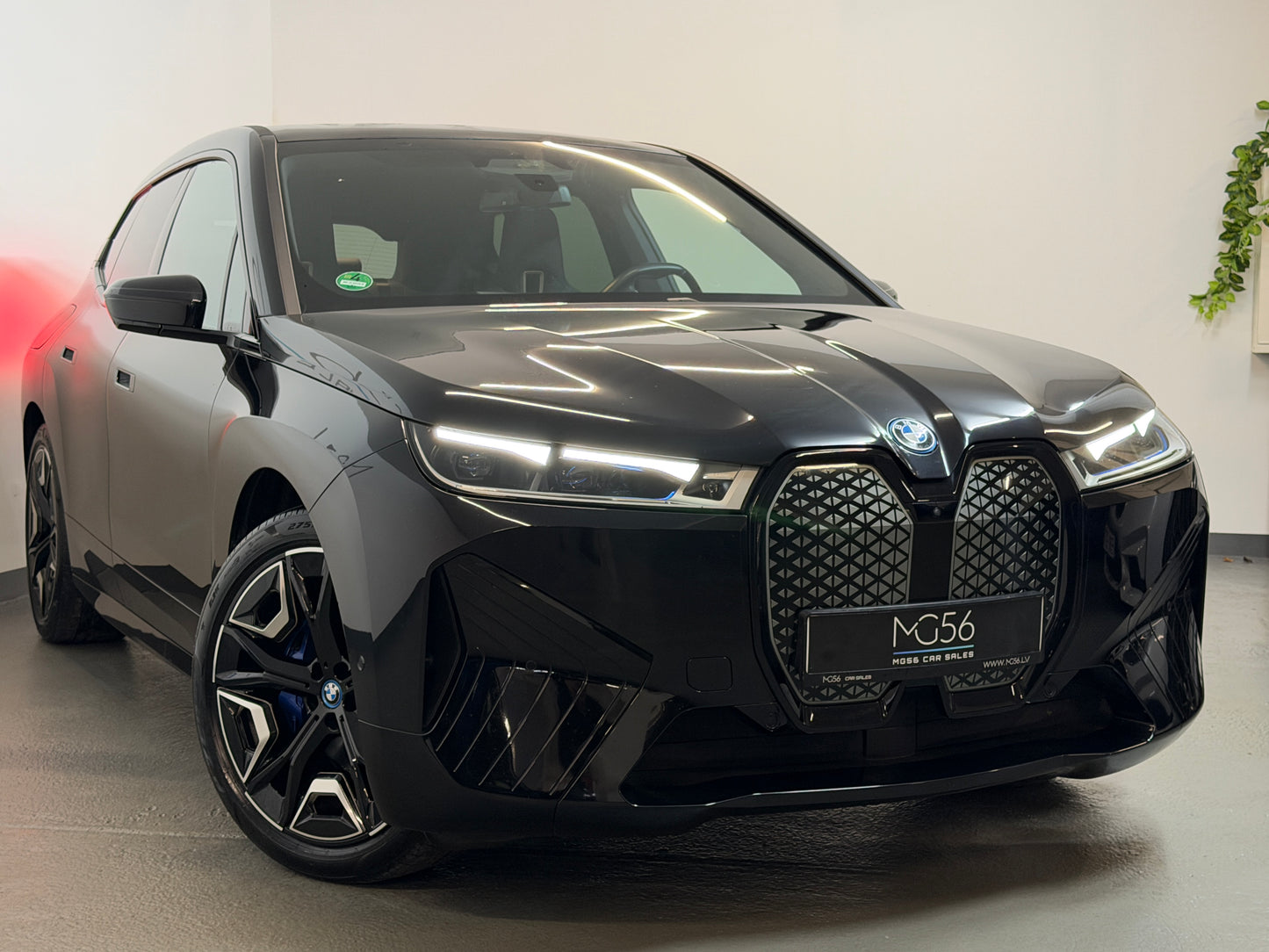 BMW iX 40 x-Drive M-Sport Package Black Soft Close