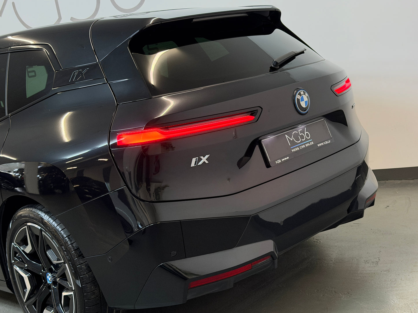 BMW iX 40 x-Drive M-Sport Package Black Soft Close