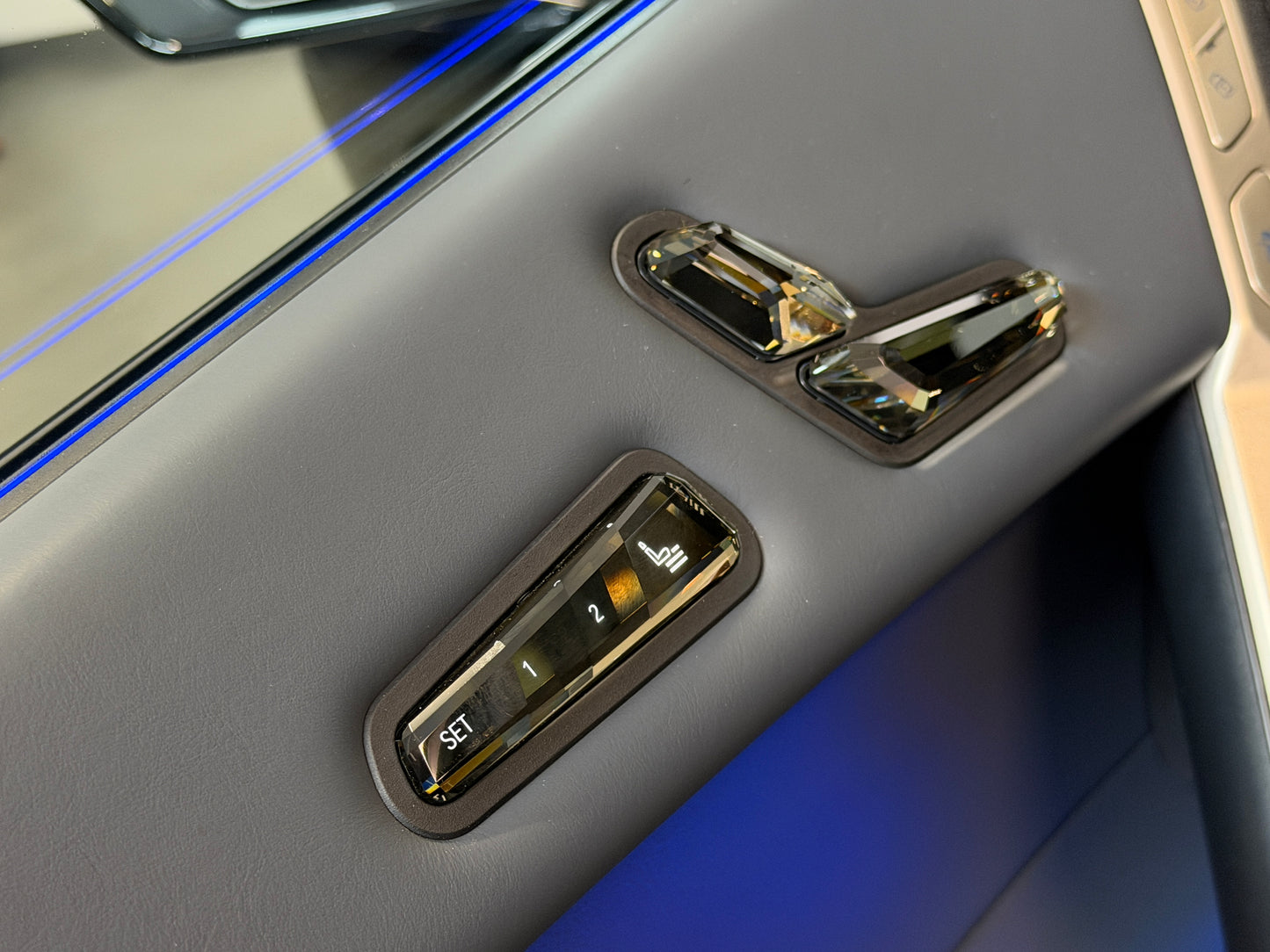 BMW iX 40 x-Drive M-Sport Package Black Soft Close