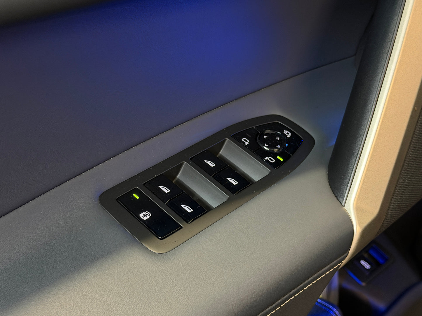 BMW iX 40 x-Drive M-Sport Package Black Soft Close