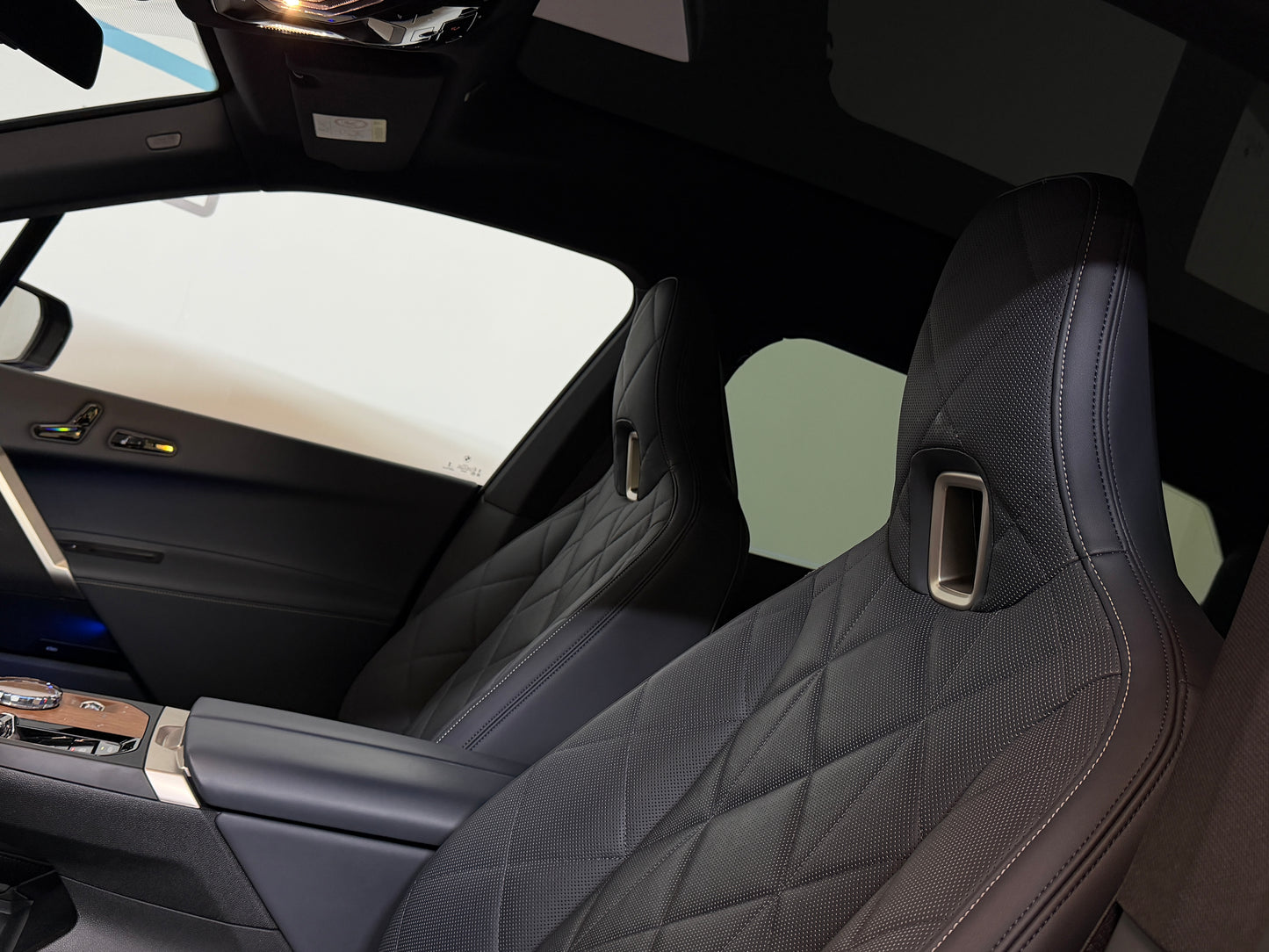 BMW iX 40 x-Drive M-Sport Package Black Soft Close