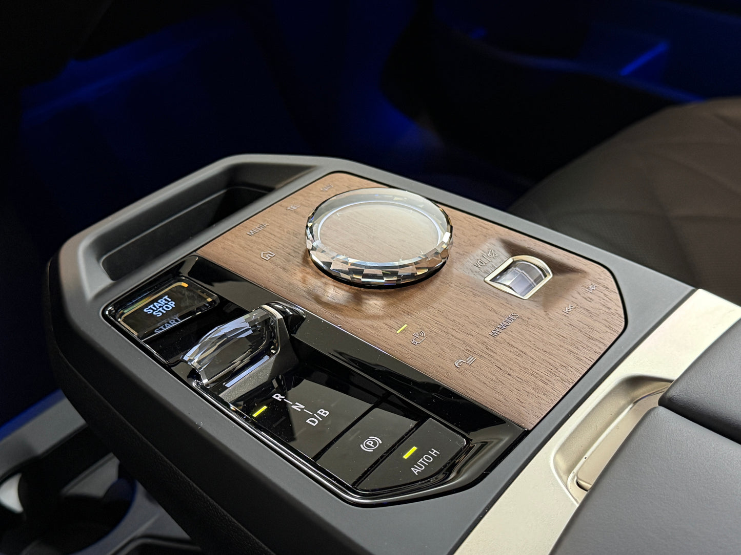 BMW iX 40 x-Drive M-Sport Package Black Soft Close