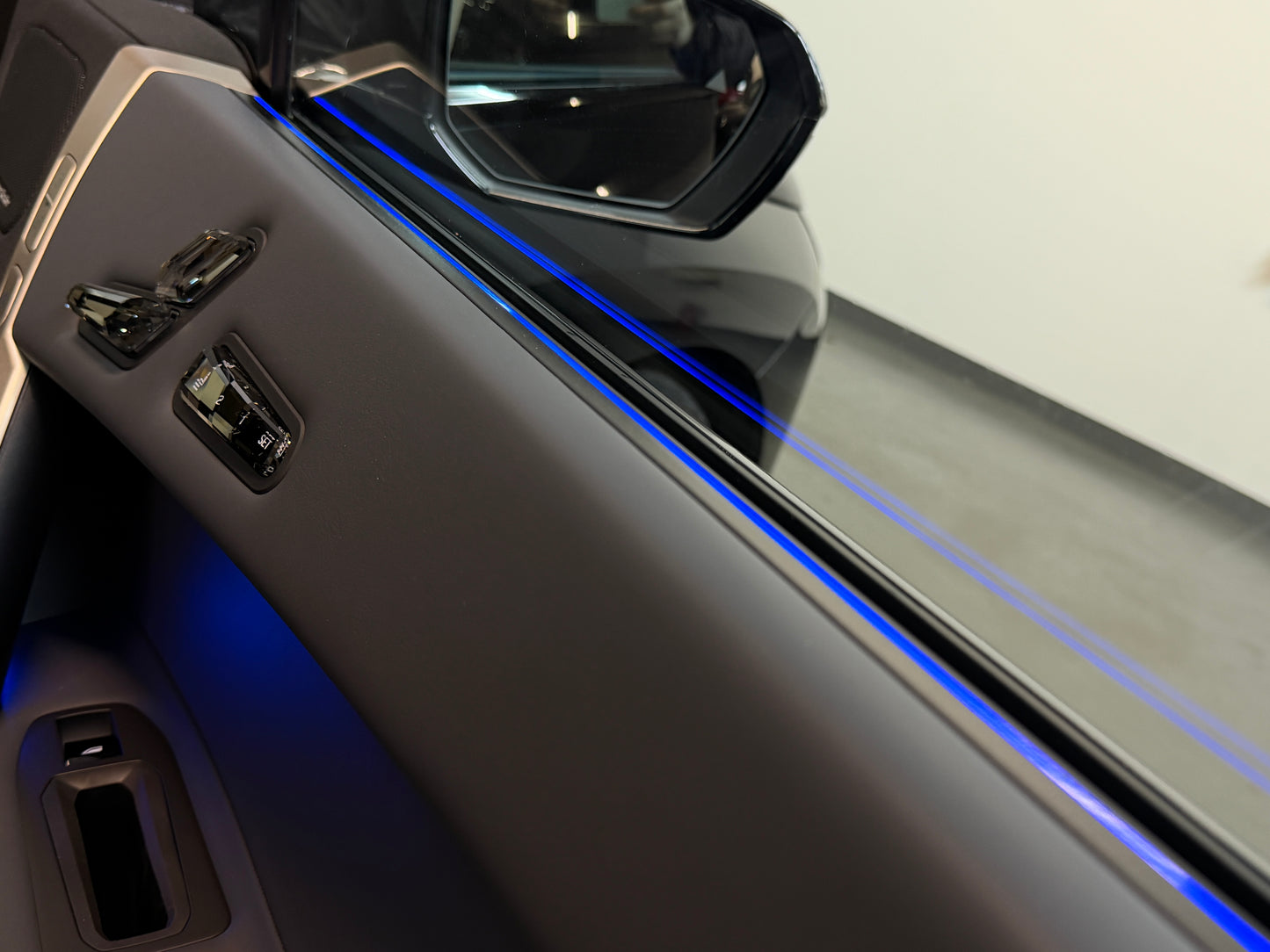 BMW iX 40 x-Drive M-Sport Package Black Soft Close