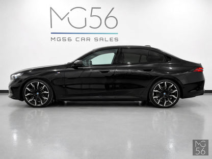 BMW 530e G60 M Sport Black Sapphire Metallic - BMW