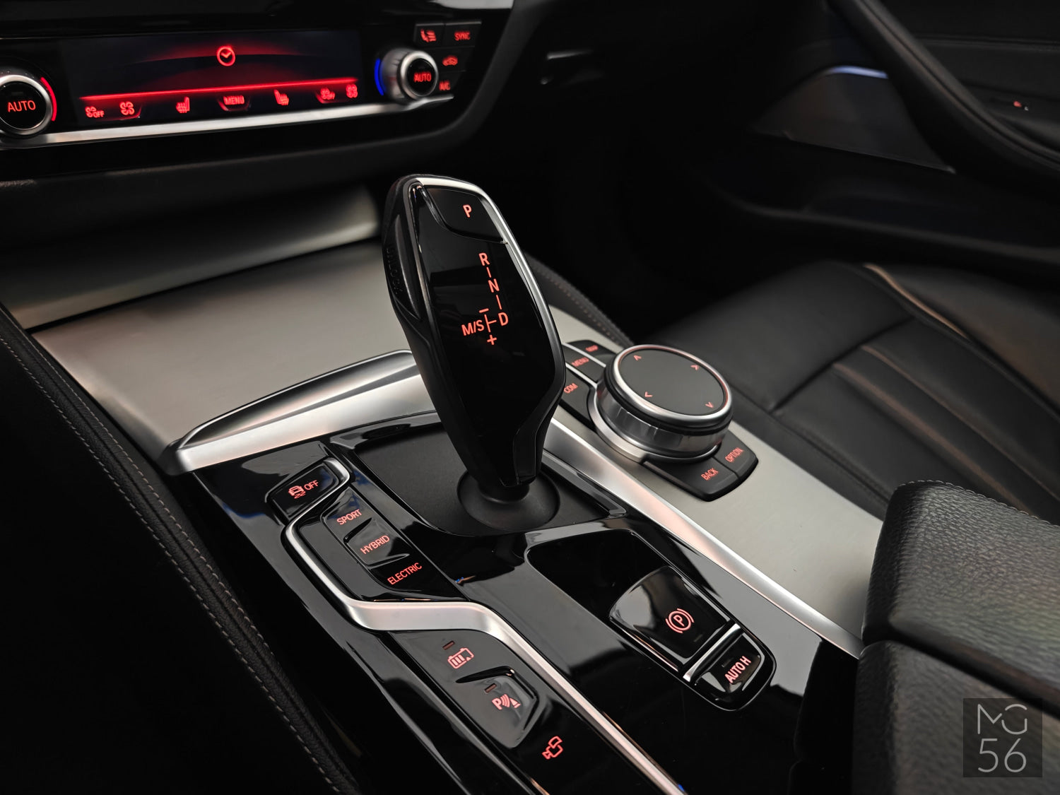 BMW 530e xDrive Touring Luxury Line Black Sapphire Metallic - BMW