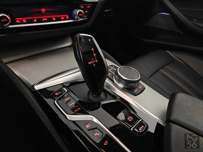 BMW 530e xDrive Touring Luxury Line Black Sapphire Metallic - BMW