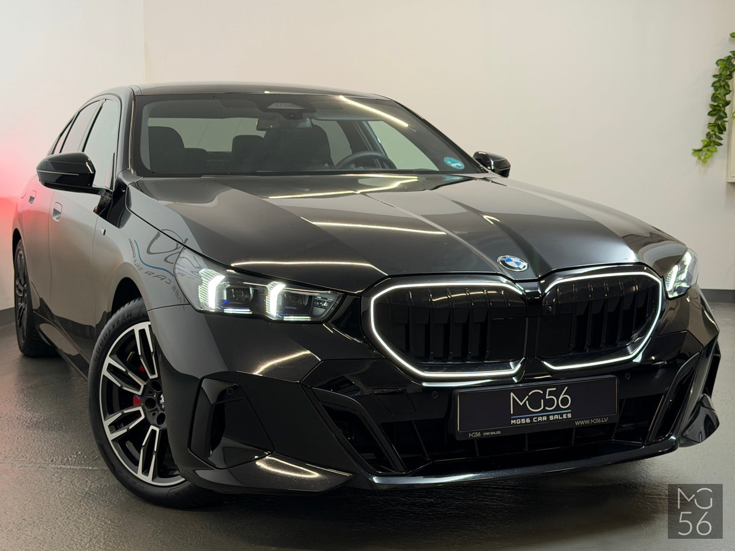 BMW G60 520i MHEV 218hp M-Sport Package Pro Black BMW