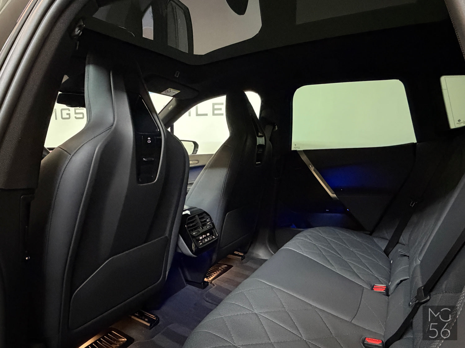 BMW iX xDrive40 Sport Package Sky Lounge Soft-Close Black Sapphire Metallic - BMW