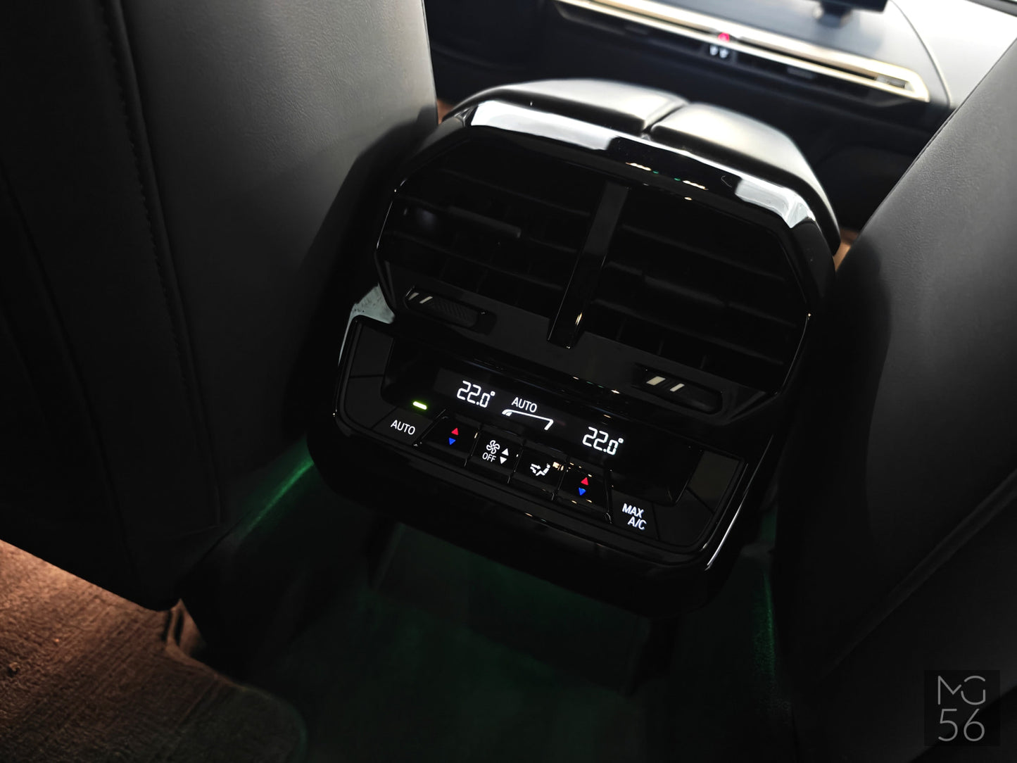BMW iX xDrive40 Sport Package Sky Lounge Soft-Close Black Sapphire Metallic - BMW