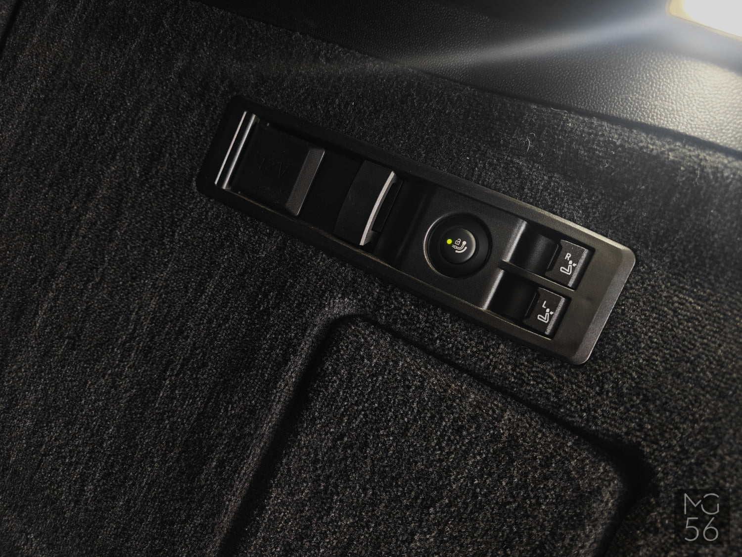 BMW iX xDrive40 Sport Package Sky Lounge Soft-Close Black Sapphire Metallic - BMW