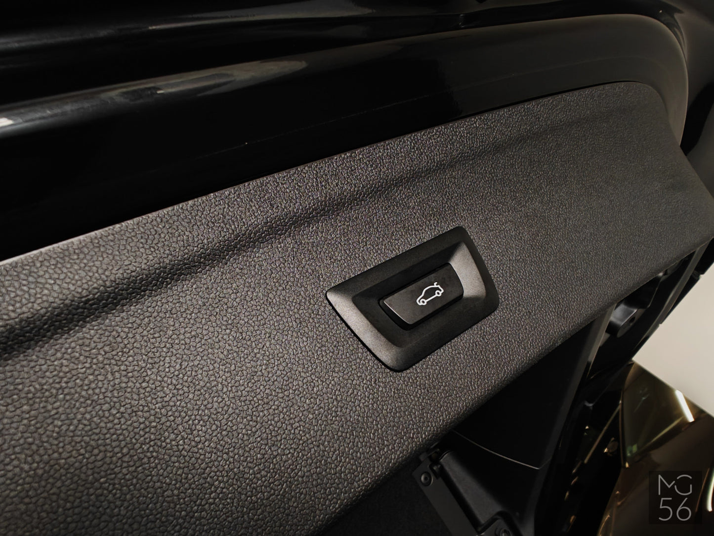 BMW iX xDrive40 Sport Package Sky Lounge Soft-Close Black Sapphire Metallic - BMW