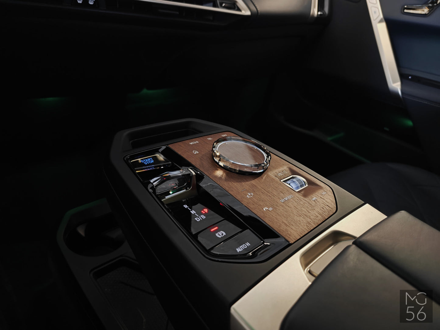 BMW iX xDrive40 Sport Package Sky Lounge Soft-Close Black Sapphire Metallic - BMW