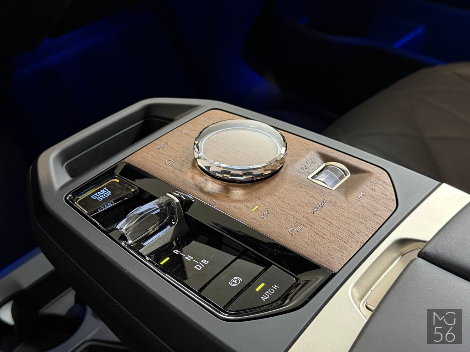BMW iX xDrive40 Sport Package Sky Lounge Soft-Close Harman/Kardon Black Sapphire Metallic - BMW