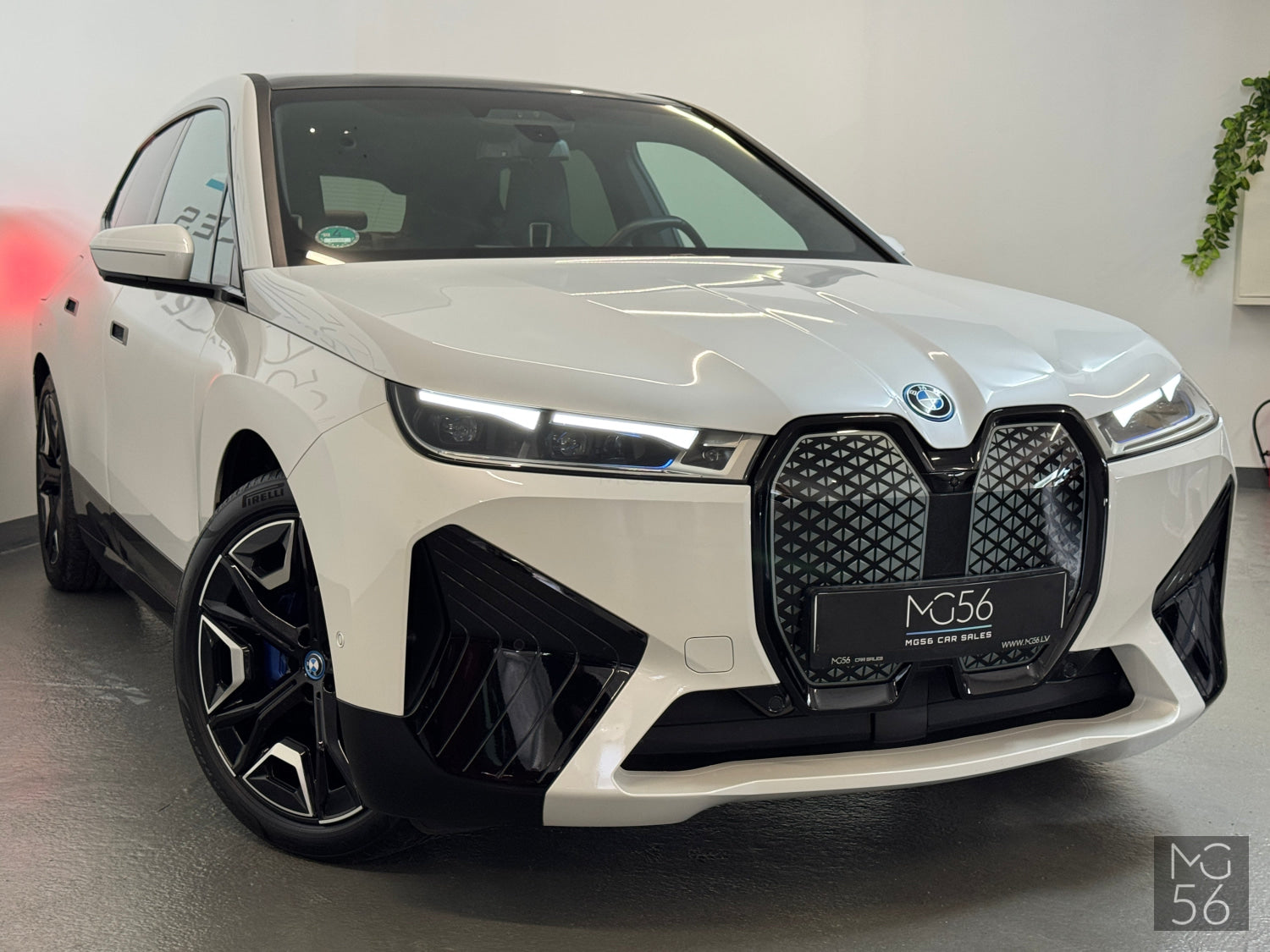 BMW iX40 x-Drive M-Sport Package Mineralweiss BMW