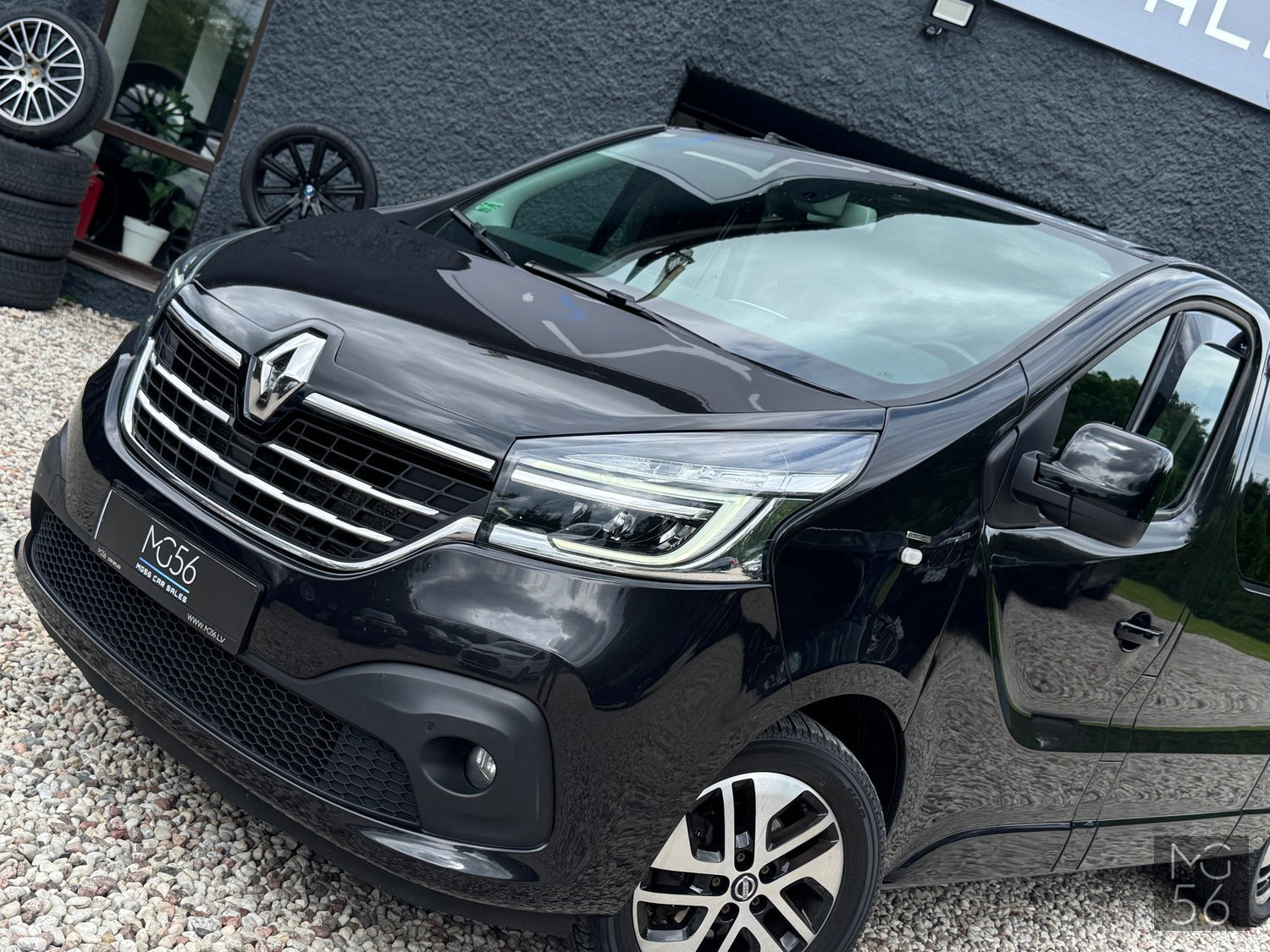 Renualt Trafic L2 8 seats Renault