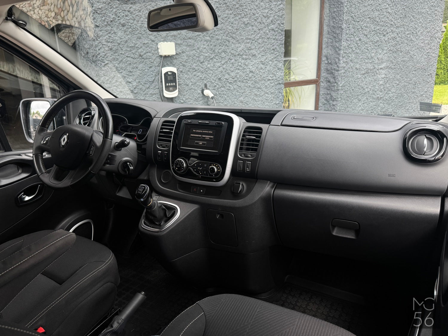 Renualt Trafic L2 8 seats Renault