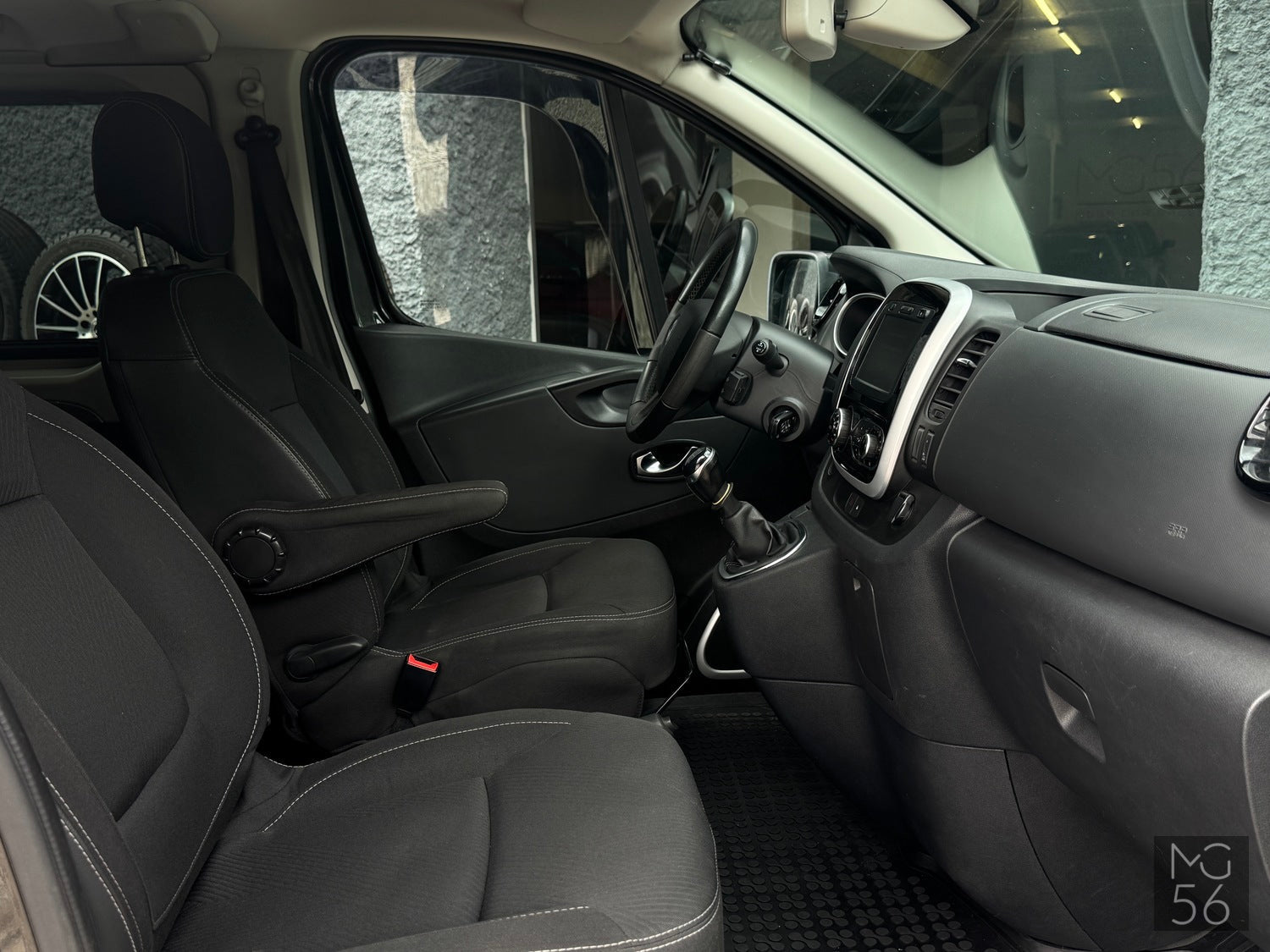 Renualt Trafic L2 8 seats Renault