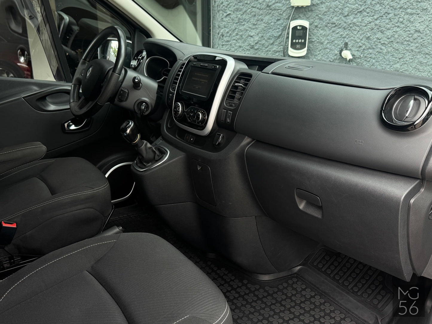 Renualt Trafic L2 8 seats Renault