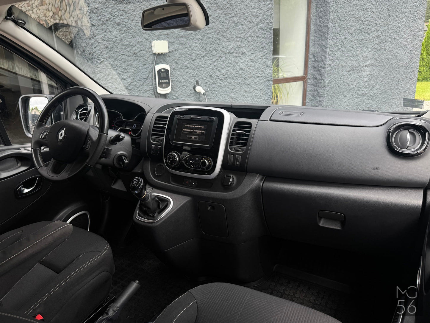 Renualt Trafic L2 8 seats Renault