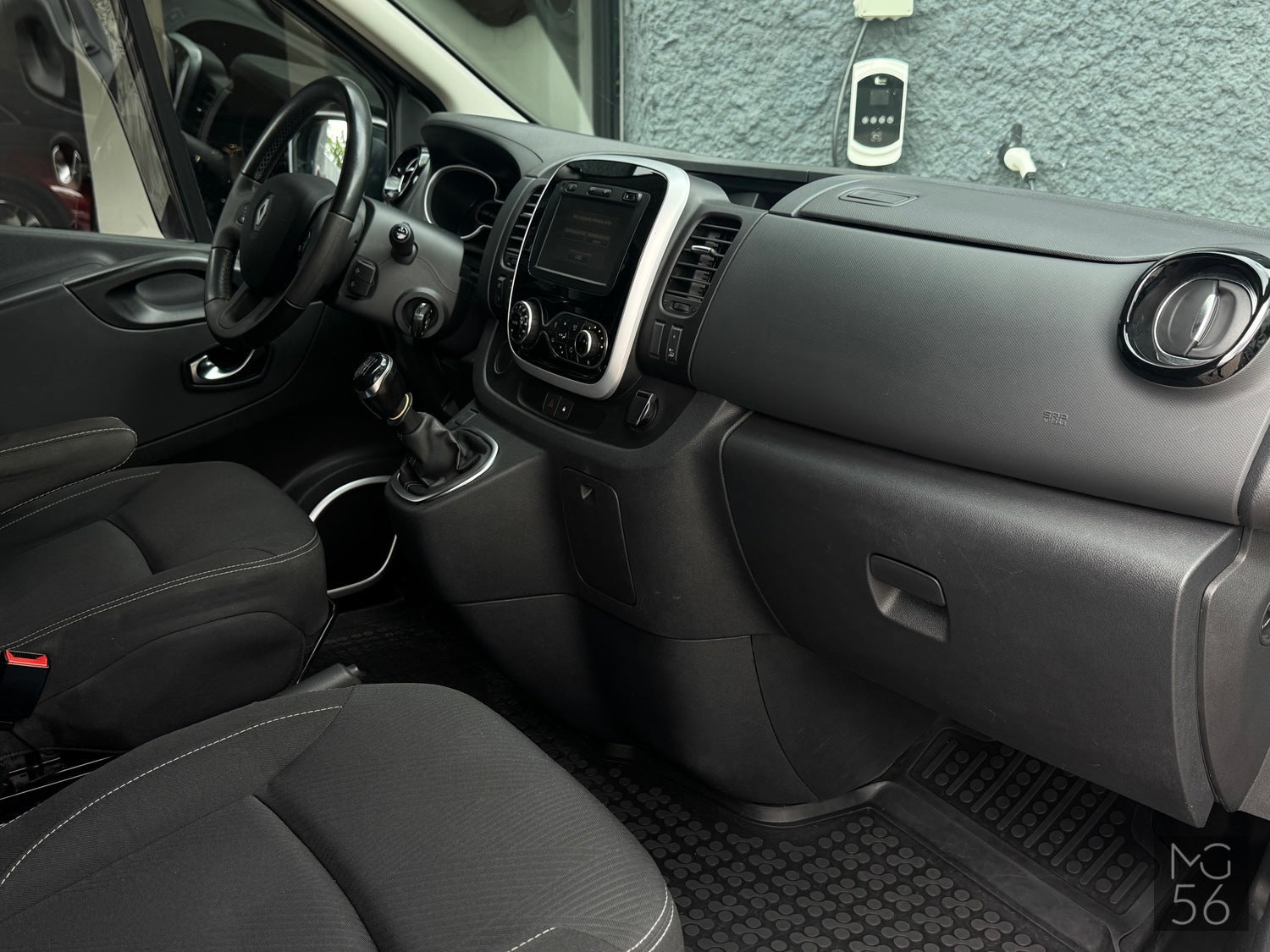 Renualt Trafic L2 8 seats Renault