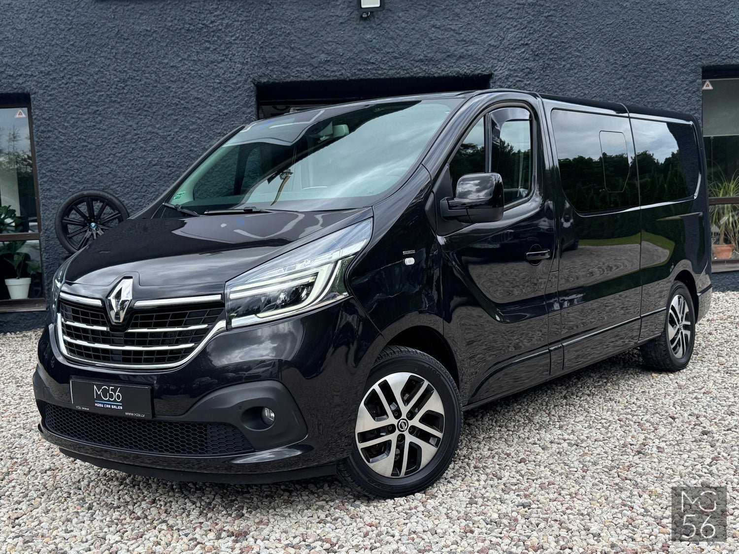 Renualt Trafic L2 8 seats Renault