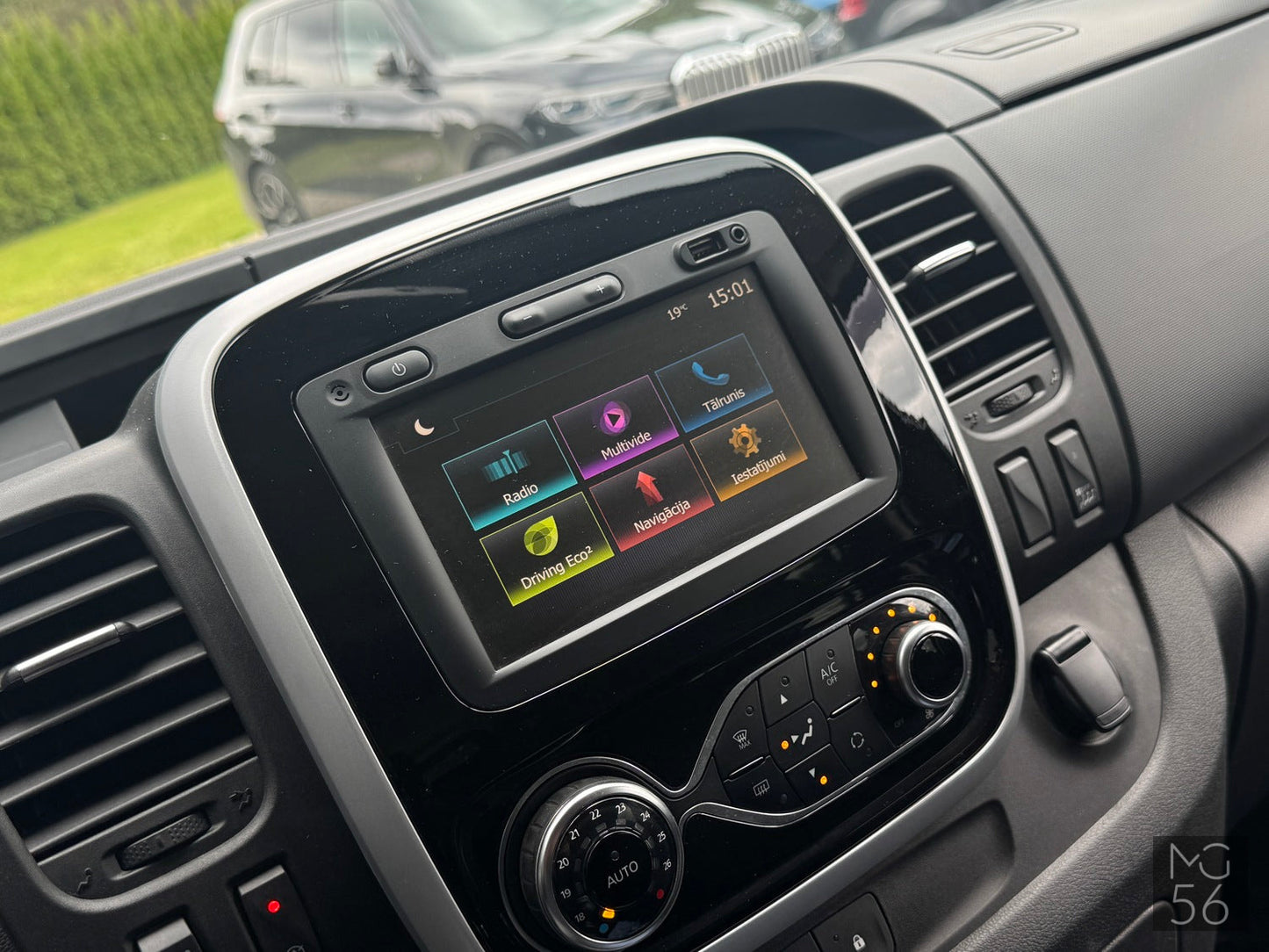 Renualt Trafic L2 8 seats Renault